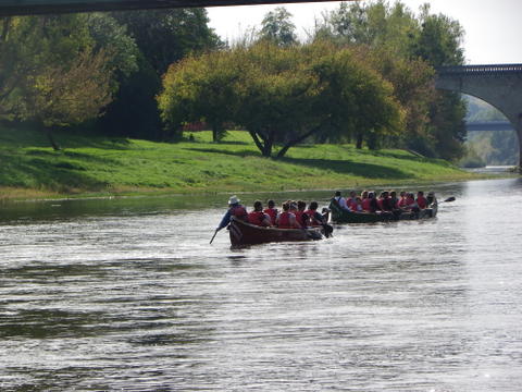 Paseo por el agua en una canoa Rabaska