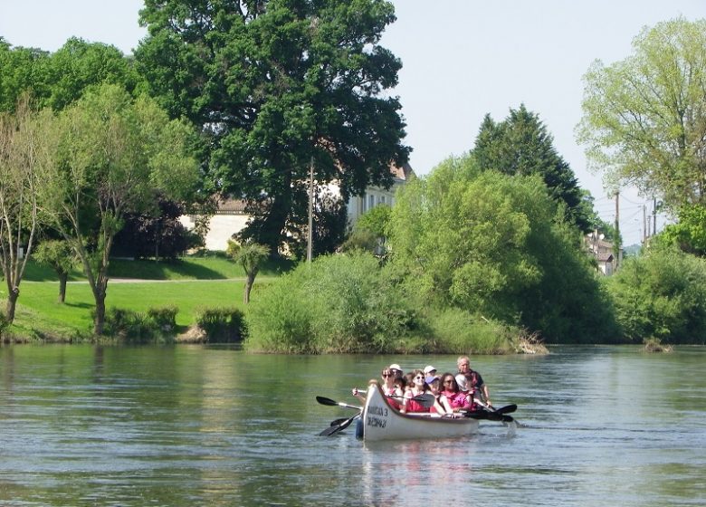 Fahren Sie mit einem Rabaska-Kanu über das Wasser